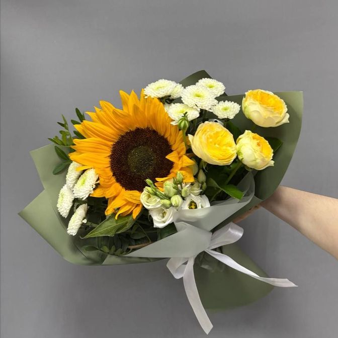 Букет с подсолнухом и кустовыми розами