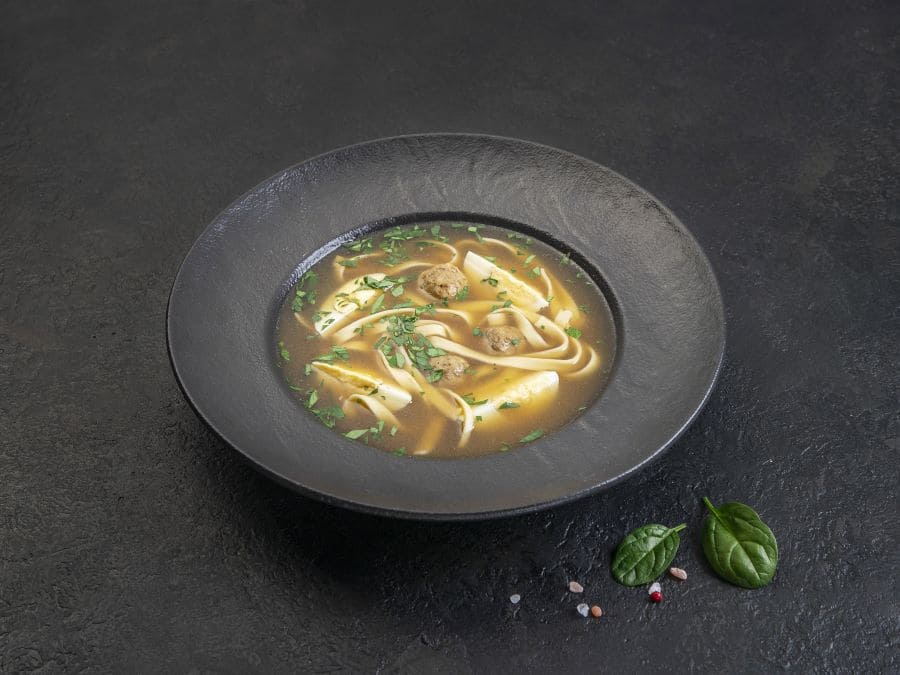Лапша с куриными фрикадельками и яйцом
