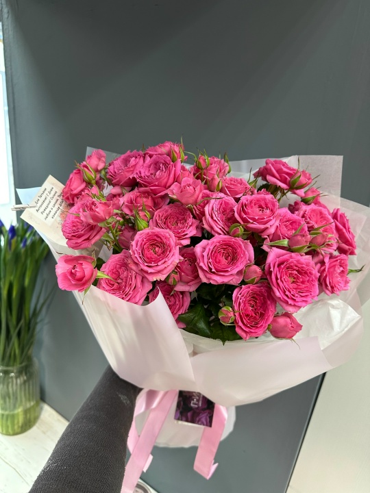 Букет из кустовых пионовидных роз