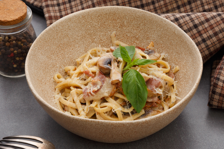 Паста с беконом и грибами
