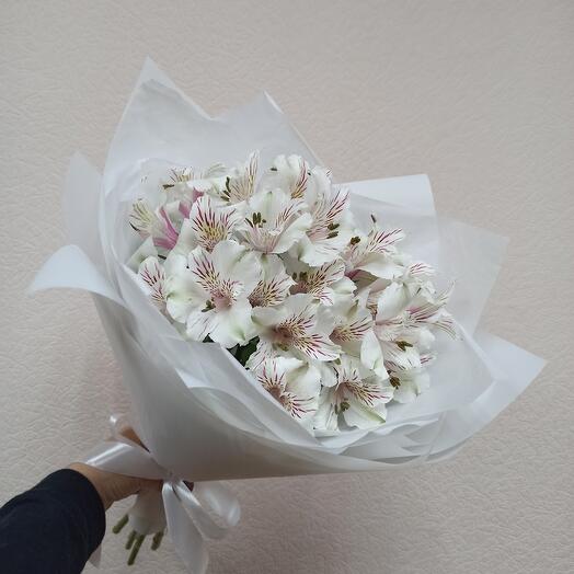 Белый букет из 5 альстромерий