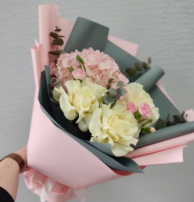 Букет с гортензией, французскими розами и диантусами