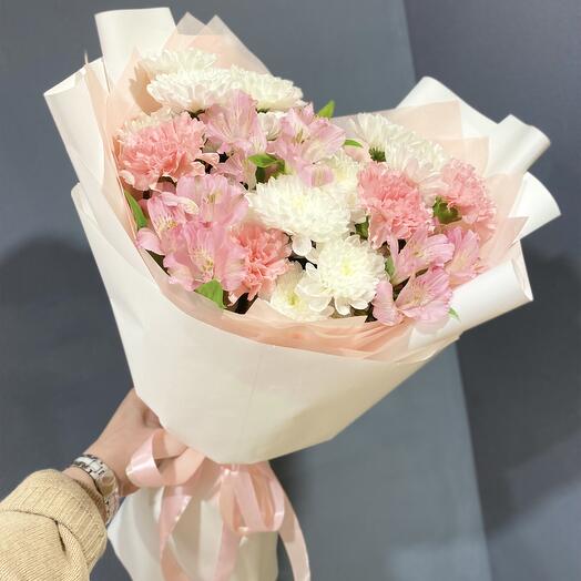 Нежный букет из хризантемы, диантусов и альстромерии