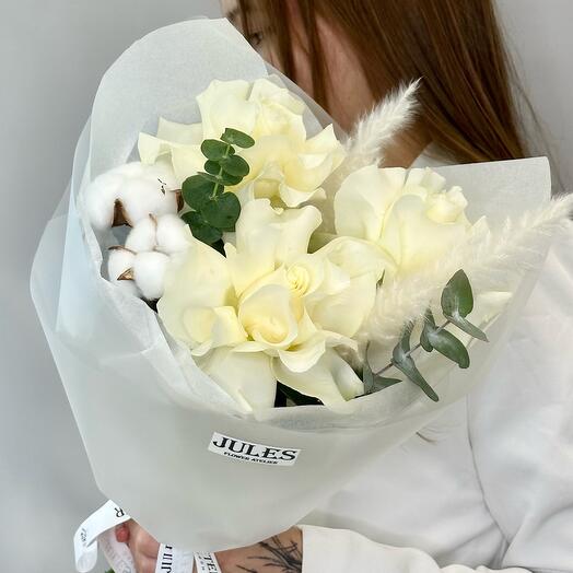 «Белоснежная гармония» букет из роз Мондиаль,эвкалипта ,хлопка