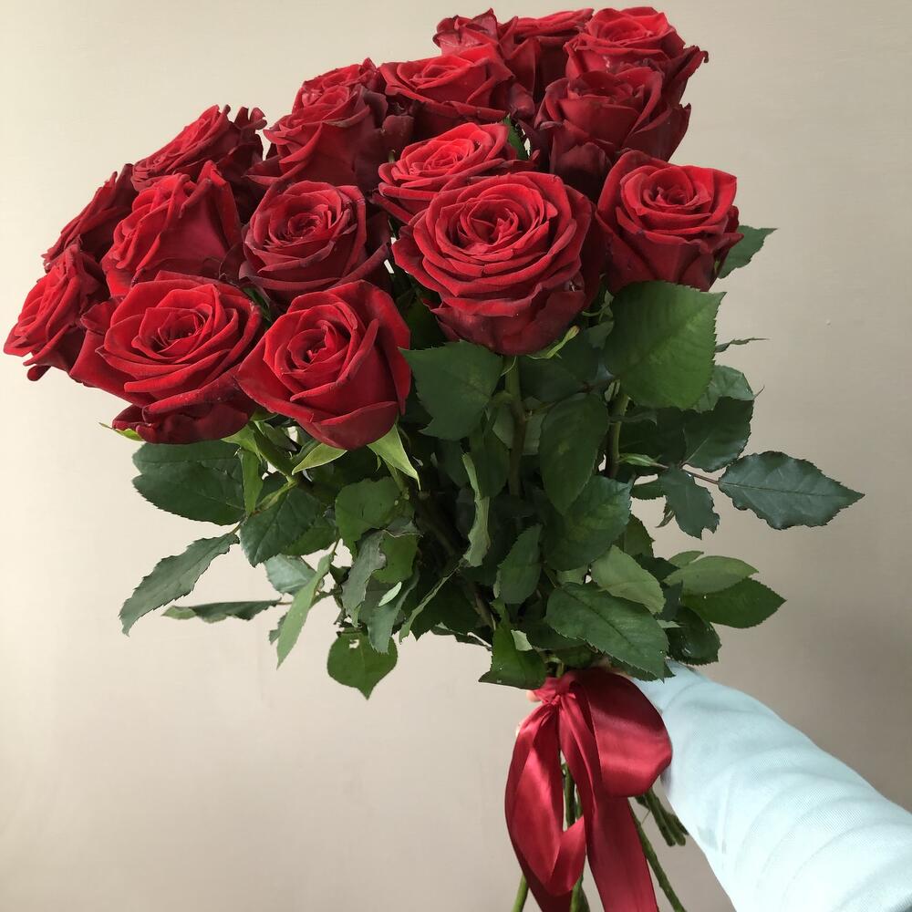 Букет красных роз 19 шт