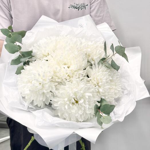 Букет «Нежность чувств» из одноголовых хризантем и эвкалипта