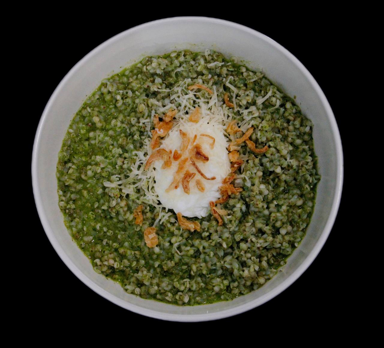 Зелёная гречка с яйцом пашот и пармезаном