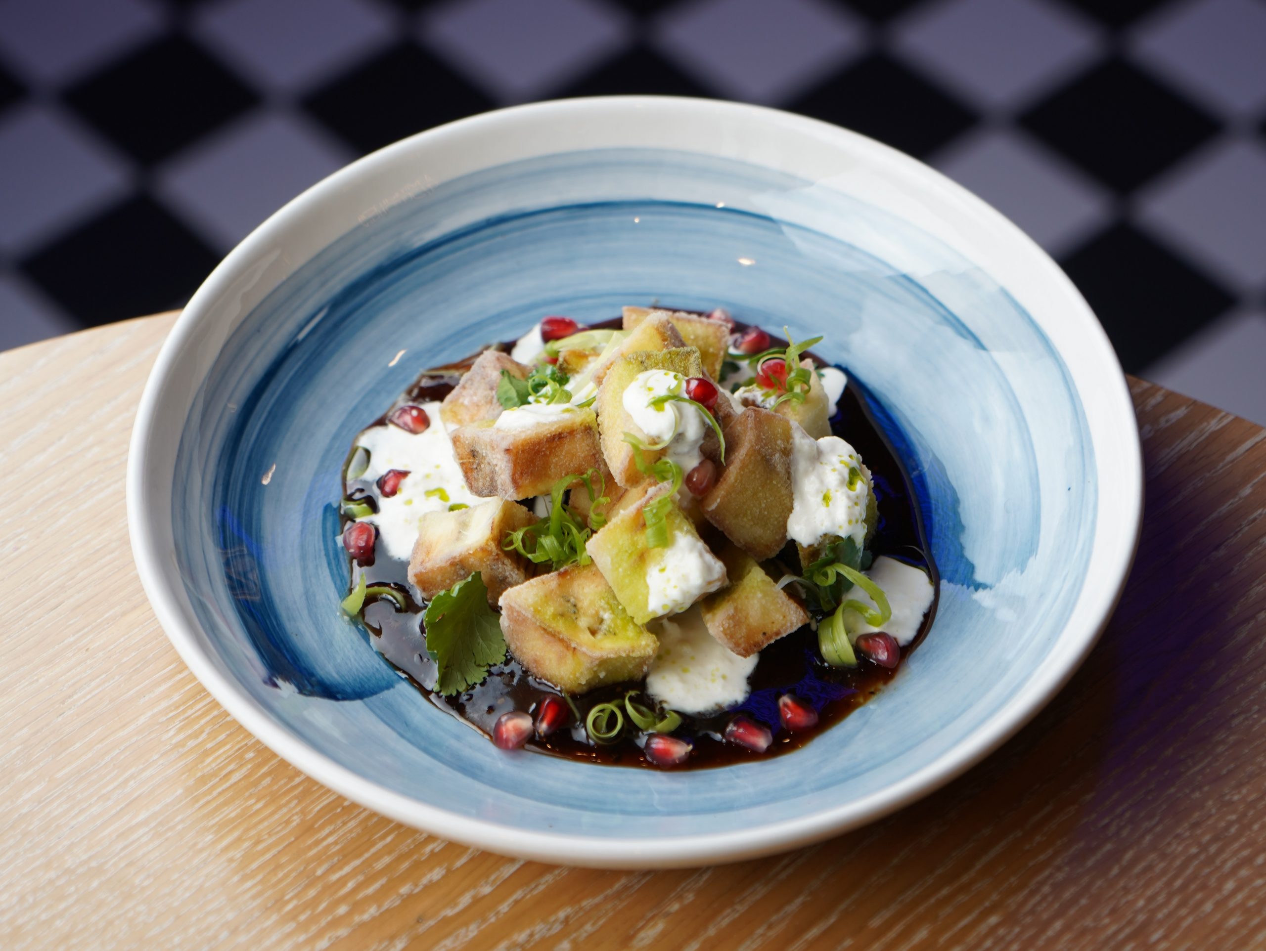 Салат с жареными баклажанами и сыром Страчателла