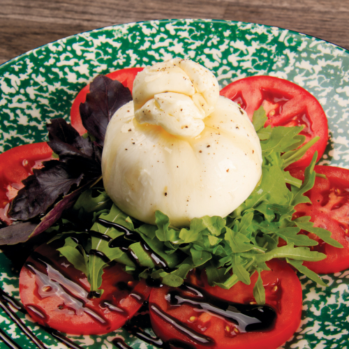 Салат с бурратой и томатами
