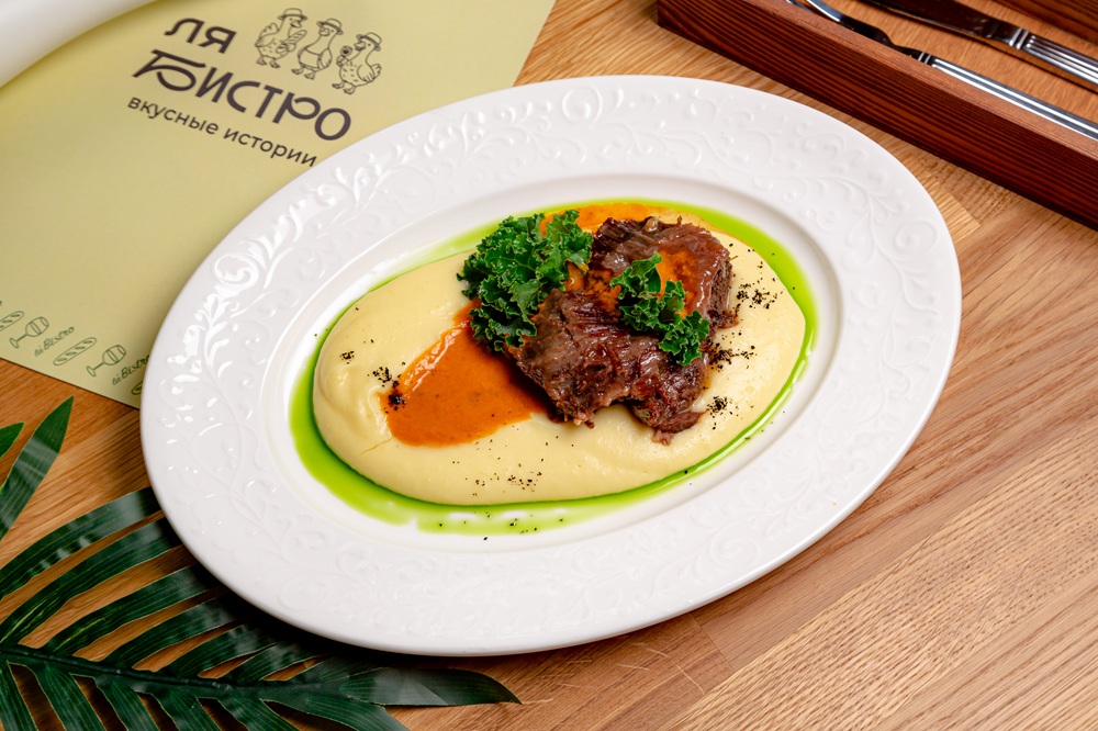 Телячьи щёчки с картофельным пюре