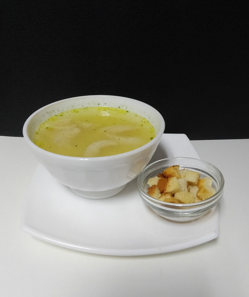 Куриный бульон с курицей,вермишелью и сухариками