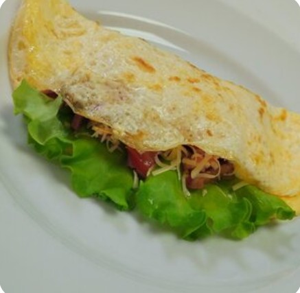 Омлет с овощами и колбасой