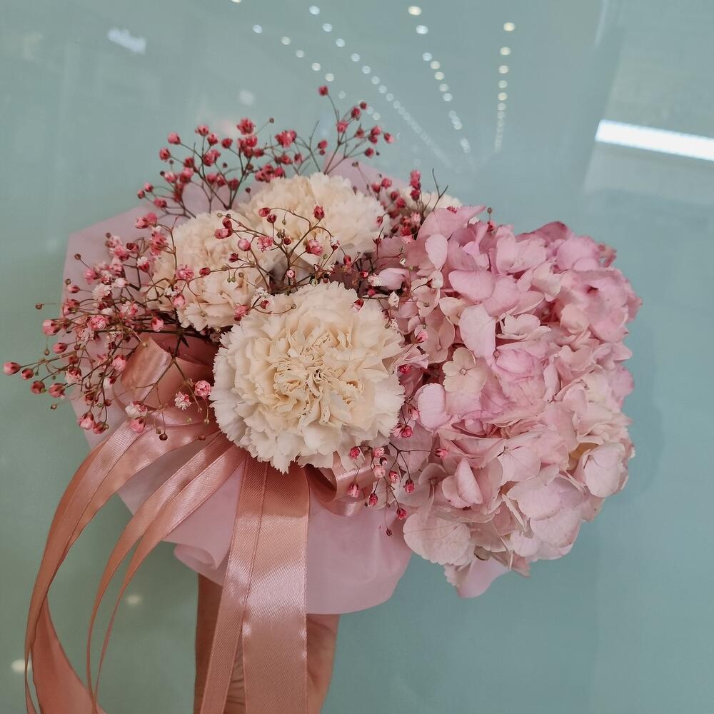 Цветы в коробке "Розовая гортензия с диантусами"