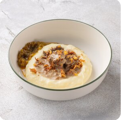 Бефстроганов с релишем из маринованных огурчиков и Пюре