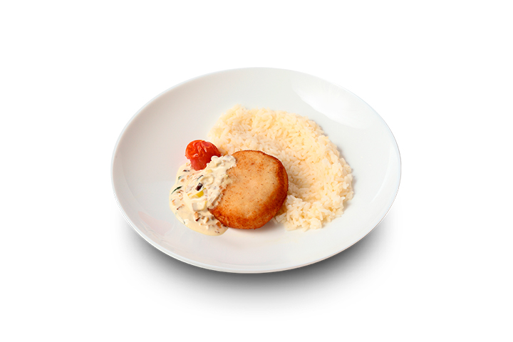 Куриная котлета с рисом и грибным соусом