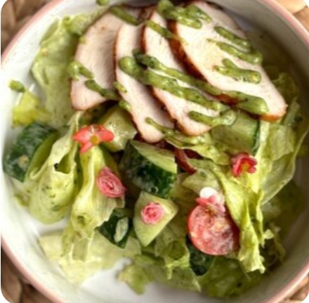 Салат из свежих овощей с курицей под мятной заправкой