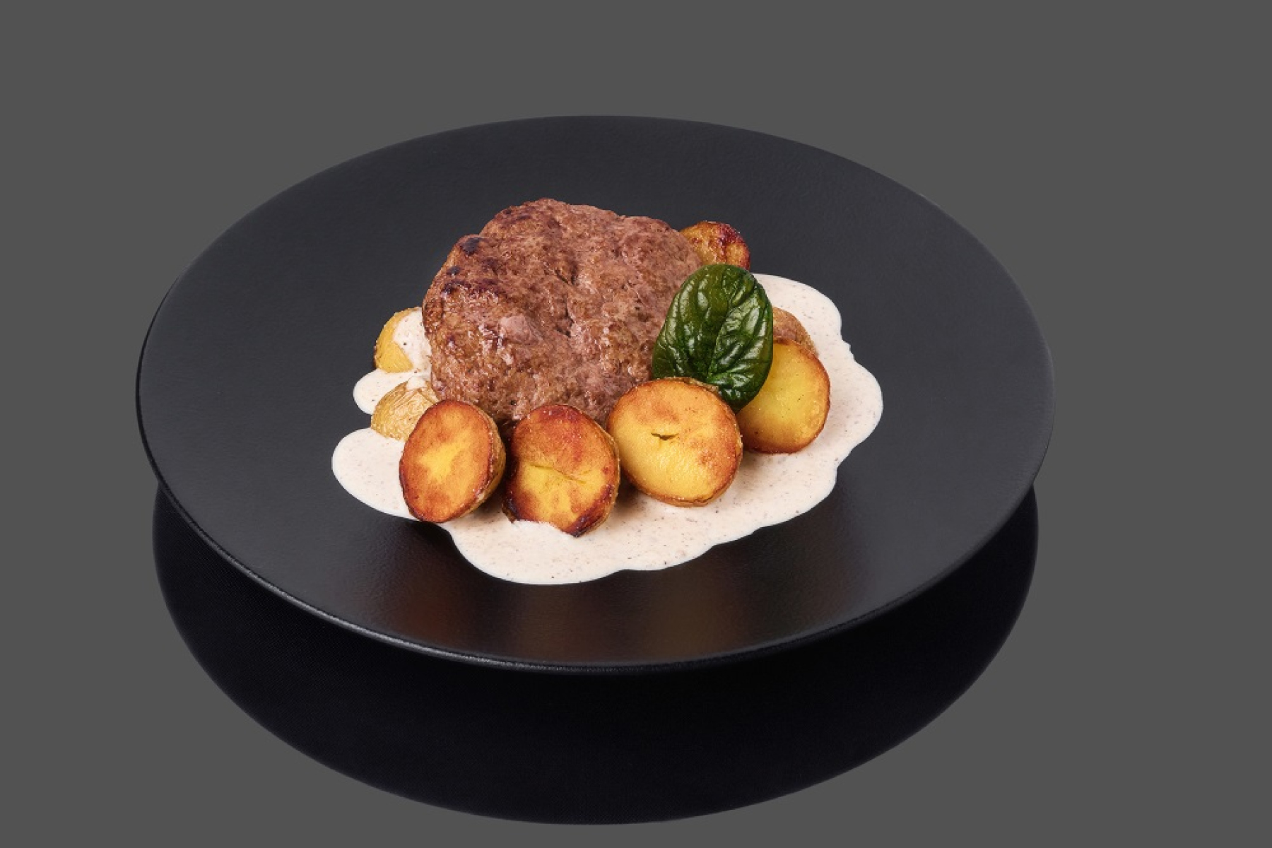 Бифштекс с грибным соусом и молодым картофелем