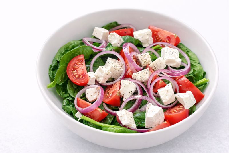 Салат с томатами и сыром фета