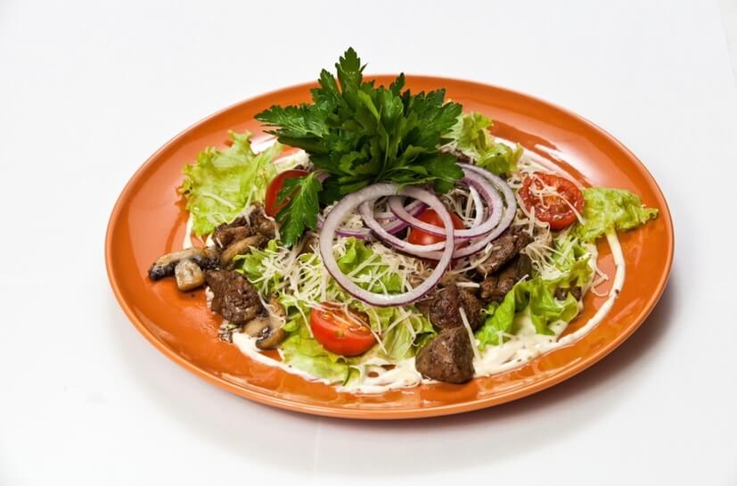 Теплый салат из куриной печени