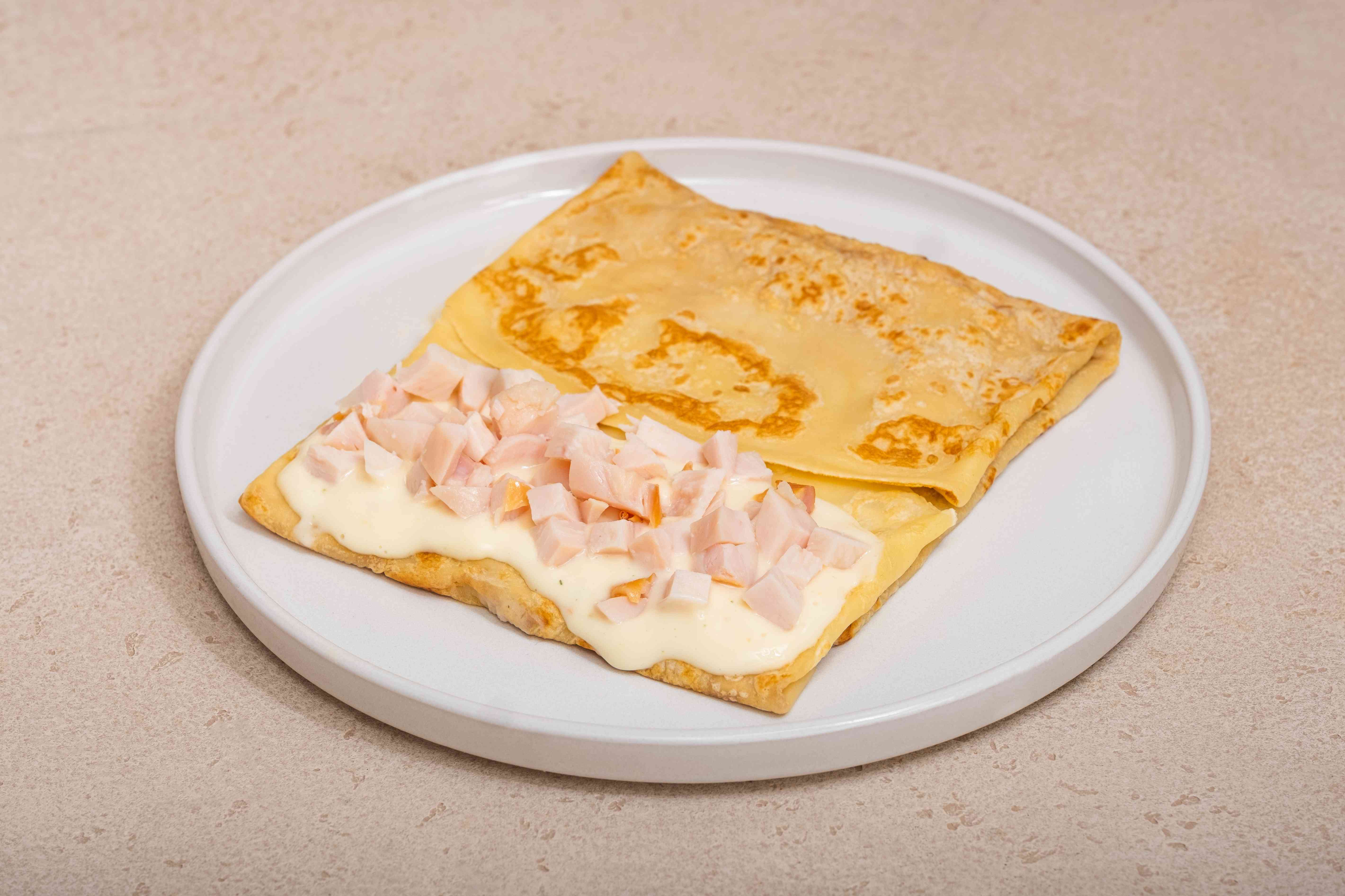Блин с курочкой и сырным соусом
