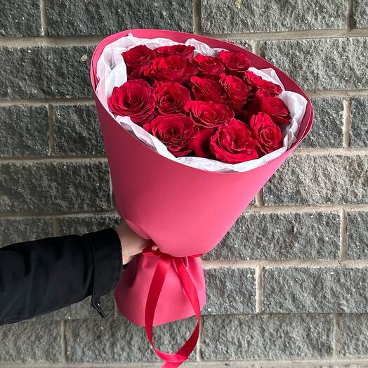 Букет из 15 красных роз в стильный упаковке