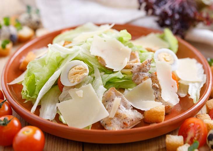 Цезарь с курицей салат