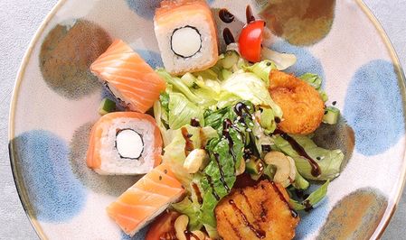 Шеф-салат с роллами из лосося и креветками темпура