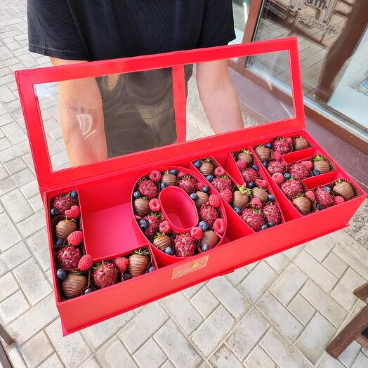 Клубника в шоколаде "Love", бокс подарочный 