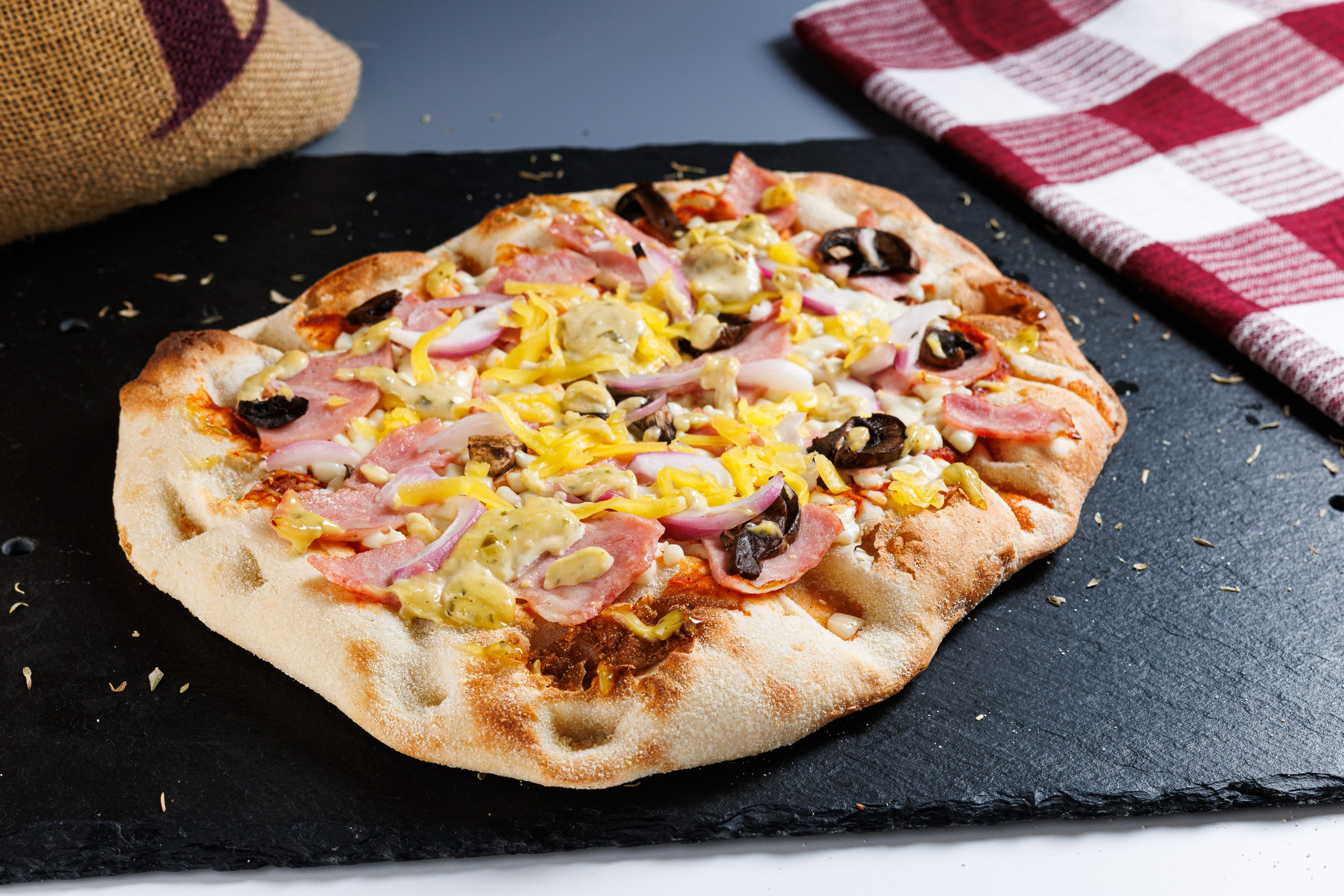 Римская пицца с ветчиной и горчичным соусом