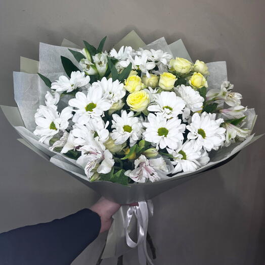 Букет из хризантем/ кустовой розы/альстромерии