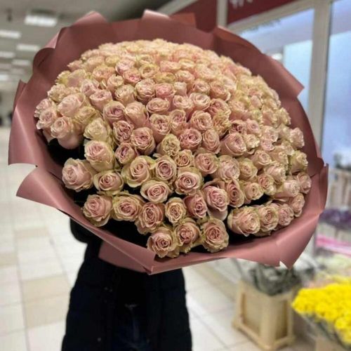 101 роза Эквадора в дизайн упаковке 