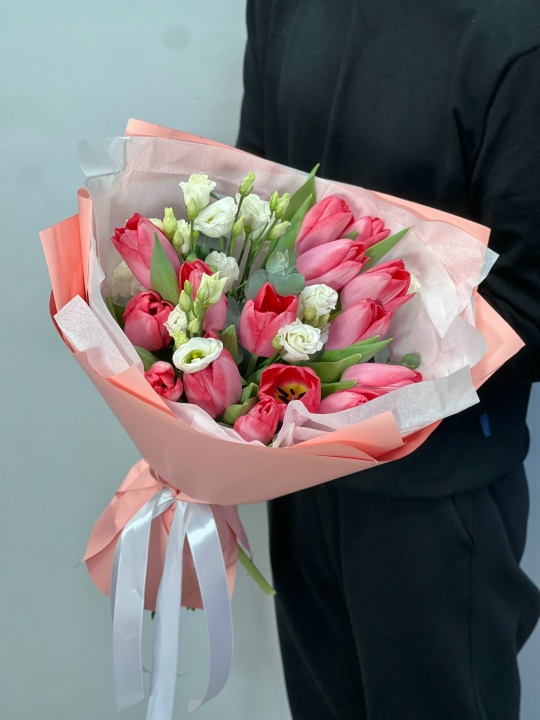 Букет из коралловых тюльпанов с эустомой