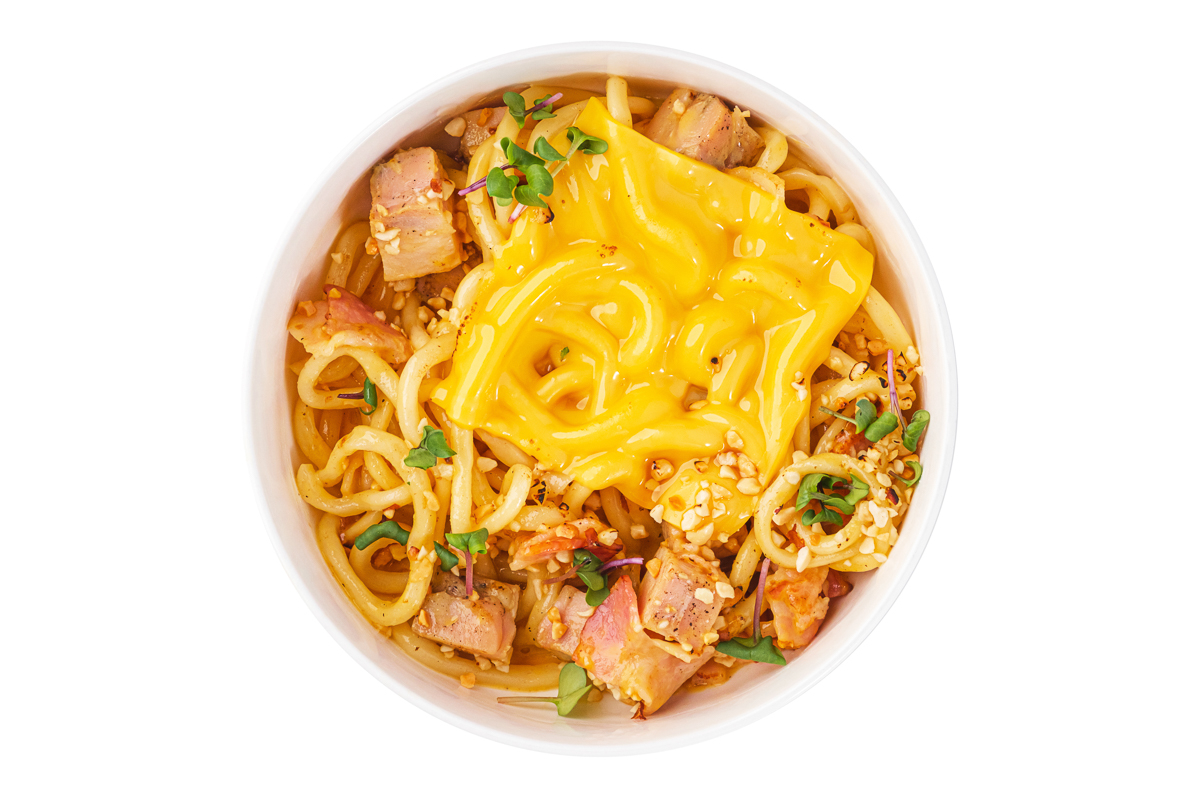 Сырный удон с беконом и цыпленком