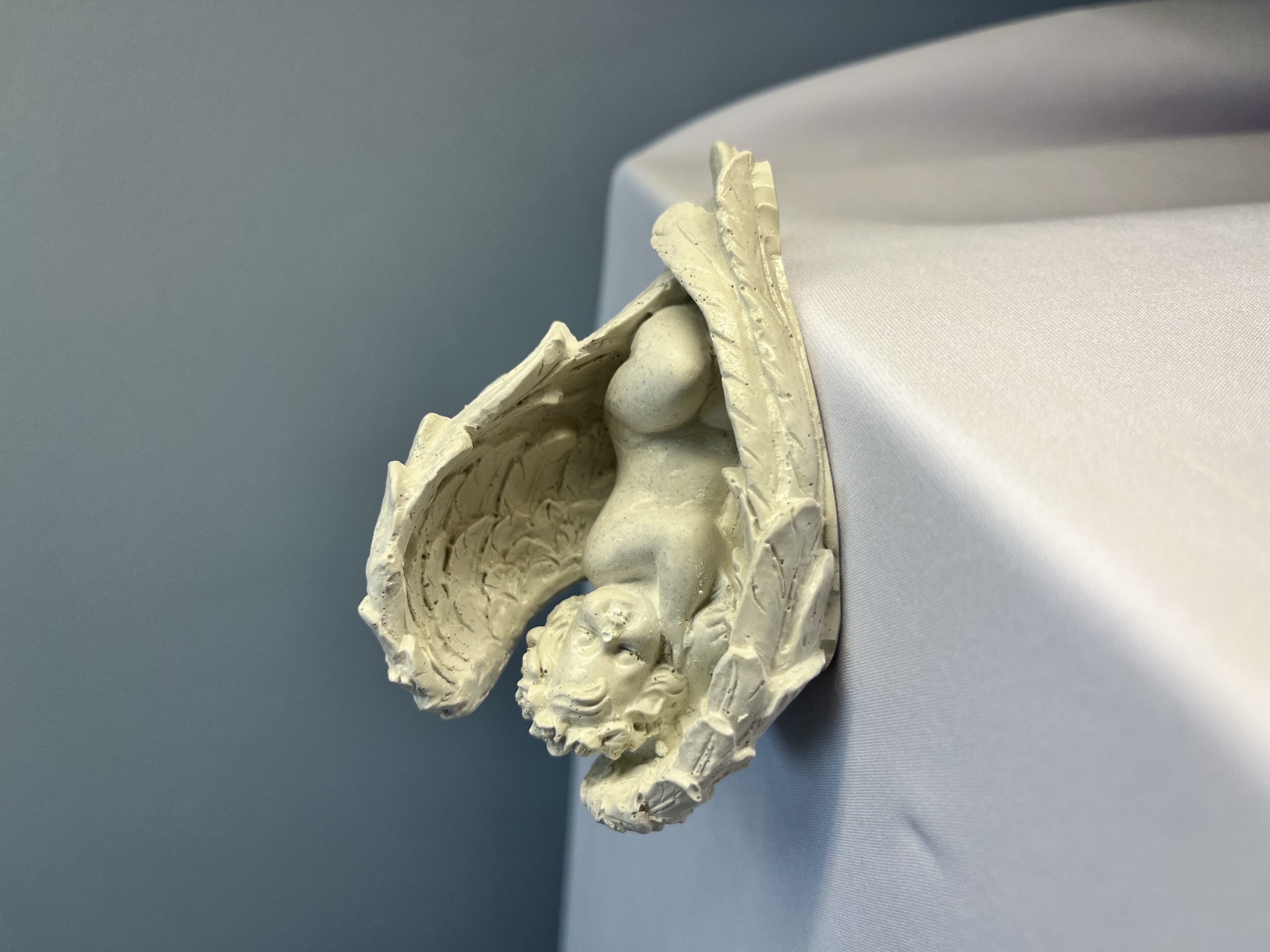 Ангел с крыльями из гипса