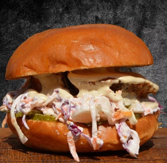 Бургер с рваной свининой 
