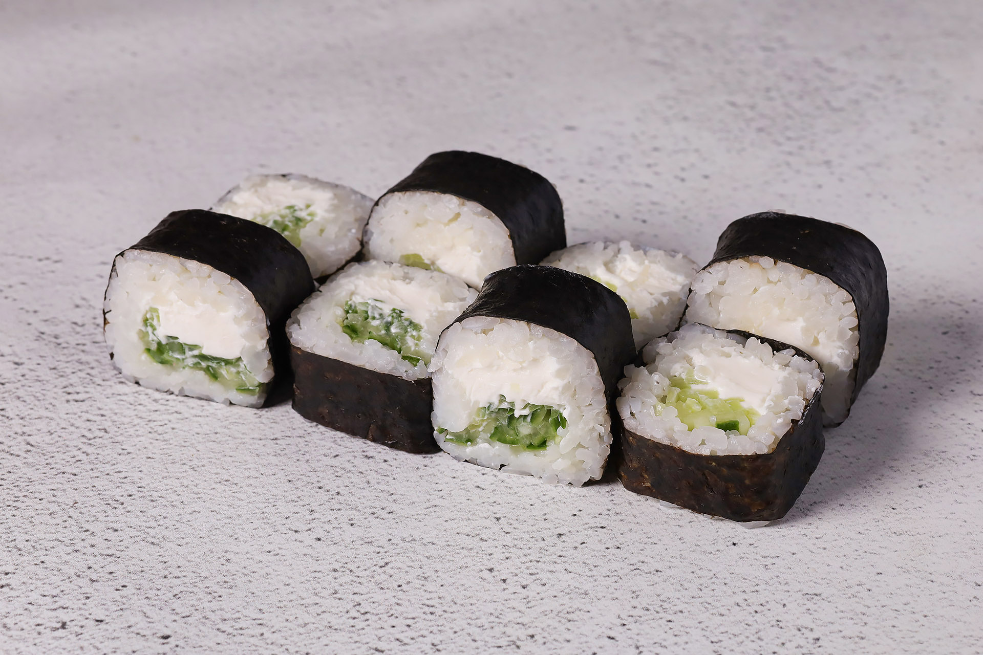 Ролл с огурцом и творожным сыром