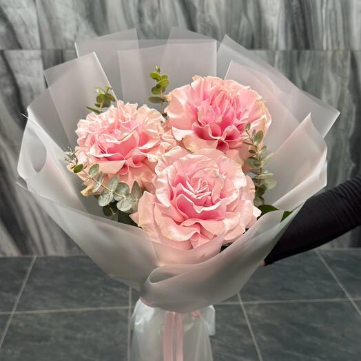 Букет комплимент из 3 французских роз с эвкалиптом