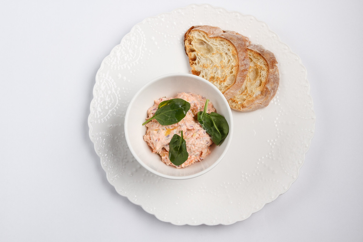 Риет из лосося с перепелиным яйцом и каперсами