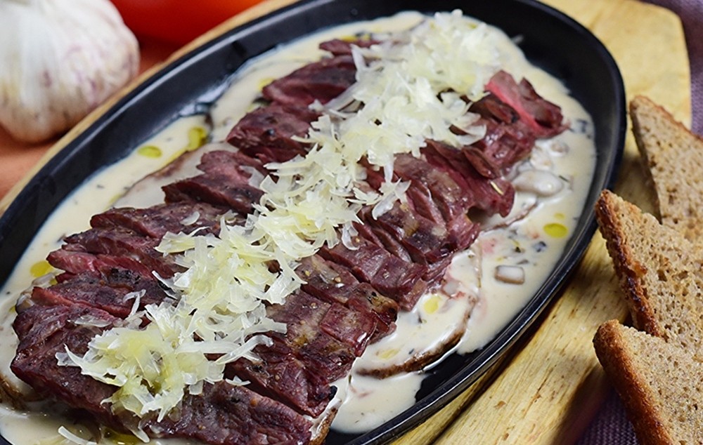 Стейк мясника с печеным картофелем и соусом Белые грибы