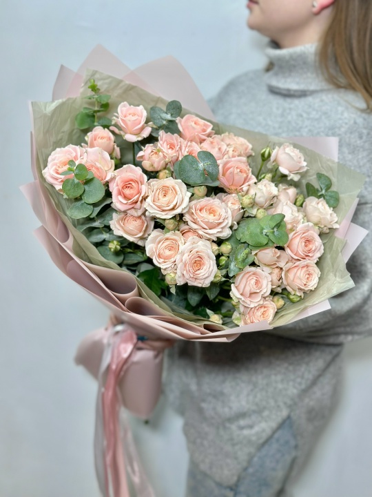 Монобукет из кустовых роз с эвкалиптом