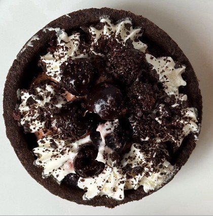 Тарталетка шоколадная с вишней