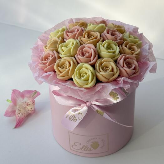 Букет из шоколадных цветов в шляпной коробке