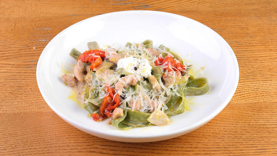 Феттучине со шпинатом и куриным бедром