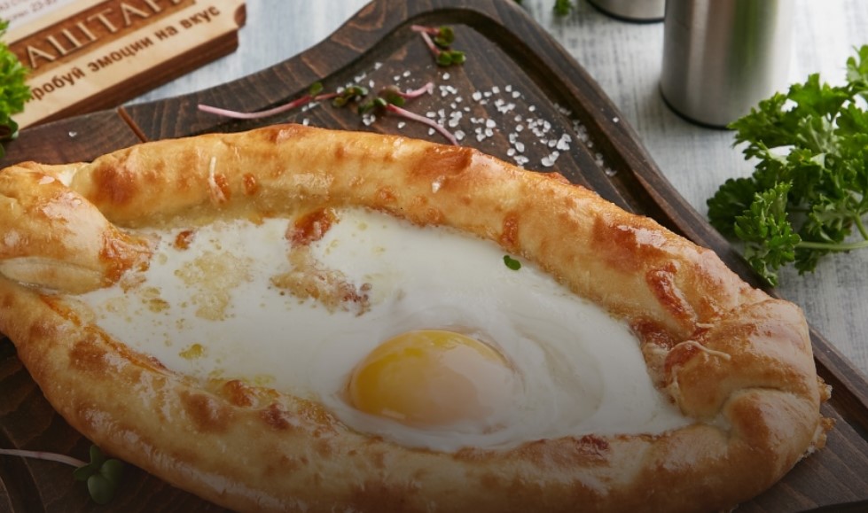 Хачапури по-аджарски с яйцом