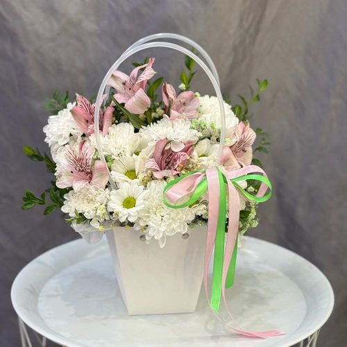 Корзина с цветами: хризантемы, альстромерия, зелень (к2027)