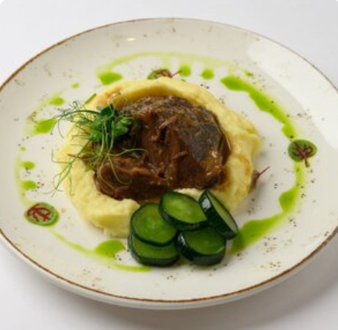 Говяжьи щечки с битым огурцом