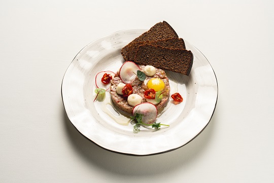 Тартар из говядины с сырным соусом