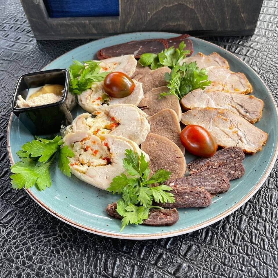Плато с мясными деликатесами