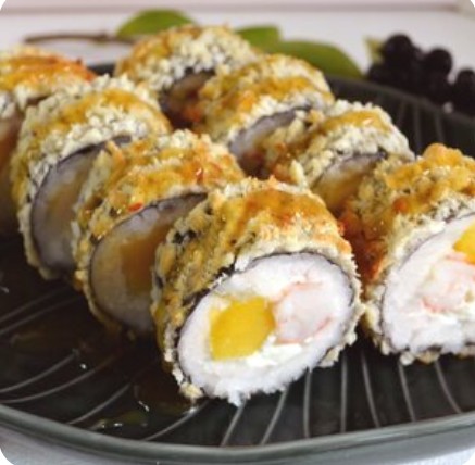 Жареный ролл с креветкой и манго