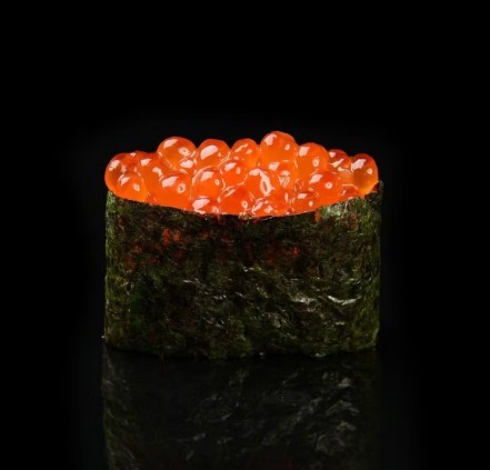 Гункан с икрой лосося